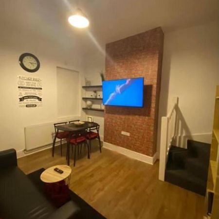 Spacious Four Bedroom Home 3 Bathrooms - Coventry Kültér fotó
