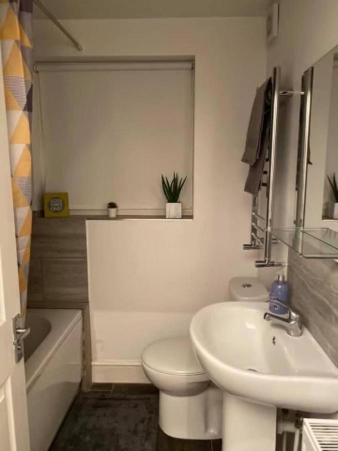 Spacious Four Bedroom Home 3 Bathrooms - Coventry Kültér fotó