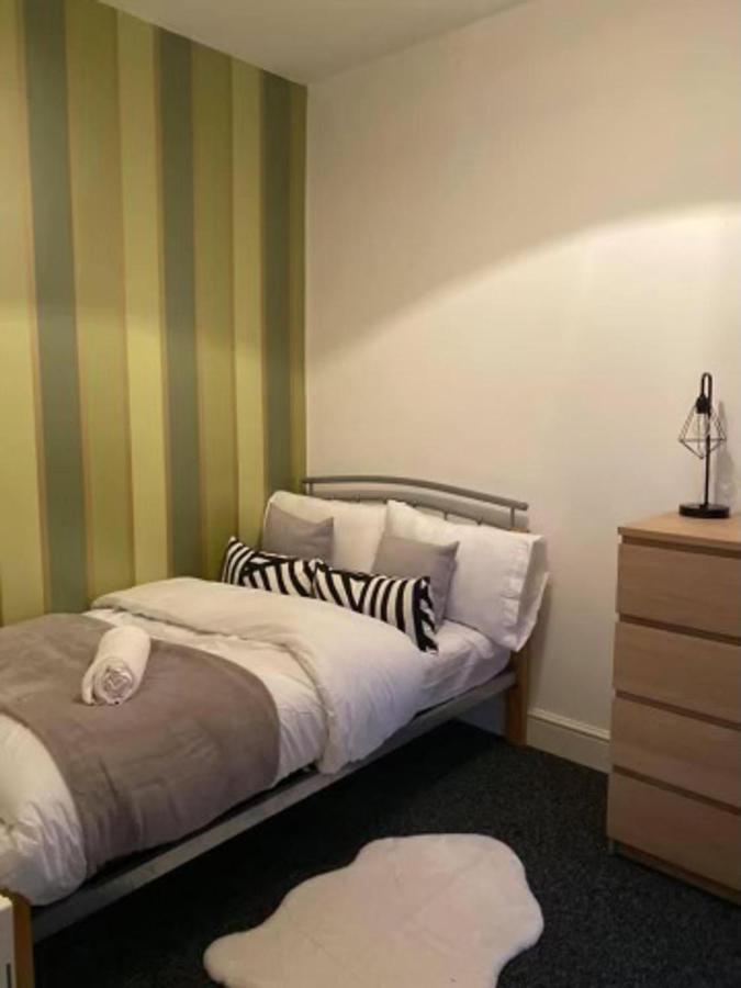 Spacious Four Bedroom Home 3 Bathrooms - Coventry Kültér fotó