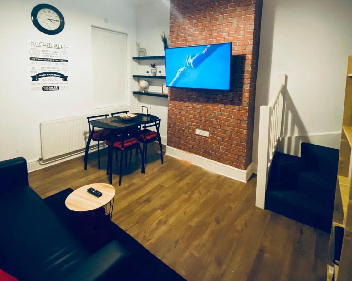 Spacious Four Bedroom Home 3 Bathrooms - Coventry Kültér fotó