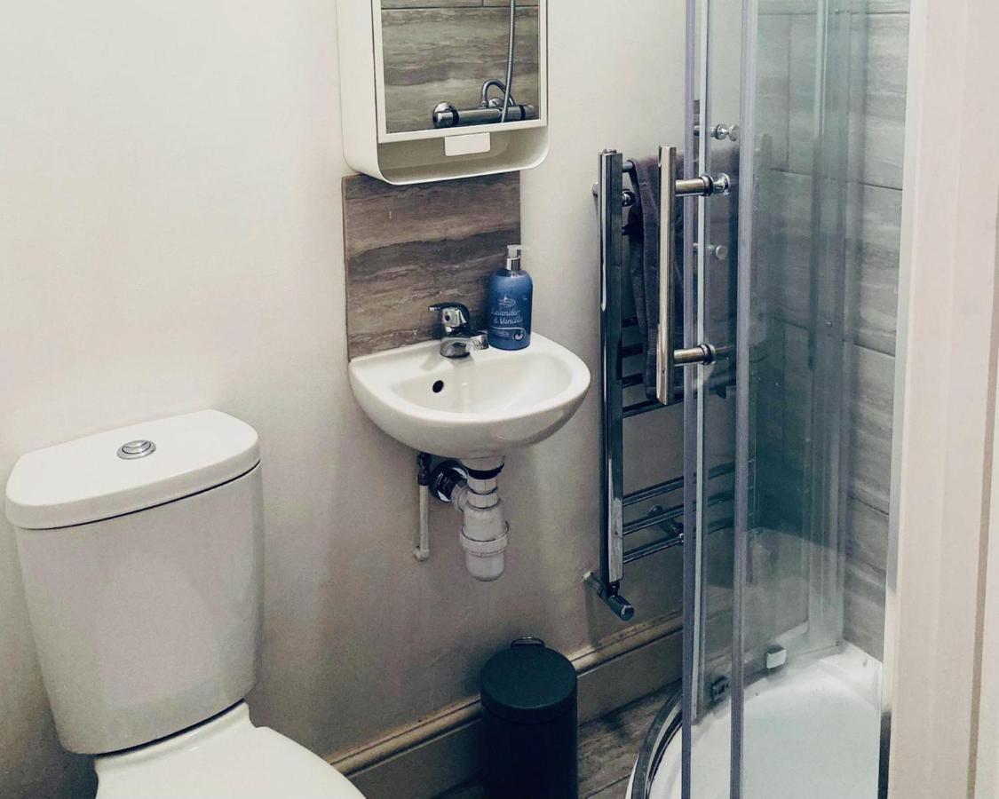 Spacious Four Bedroom Home 3 Bathrooms - Coventry Kültér fotó
