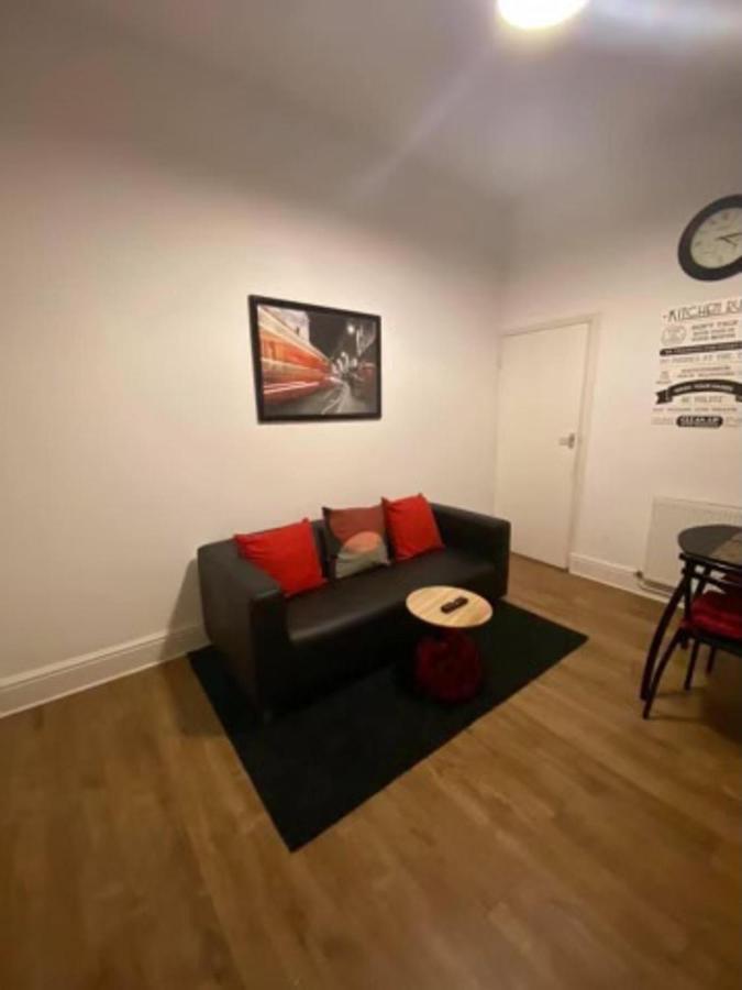 Spacious Four Bedroom Home 3 Bathrooms - Coventry Kültér fotó